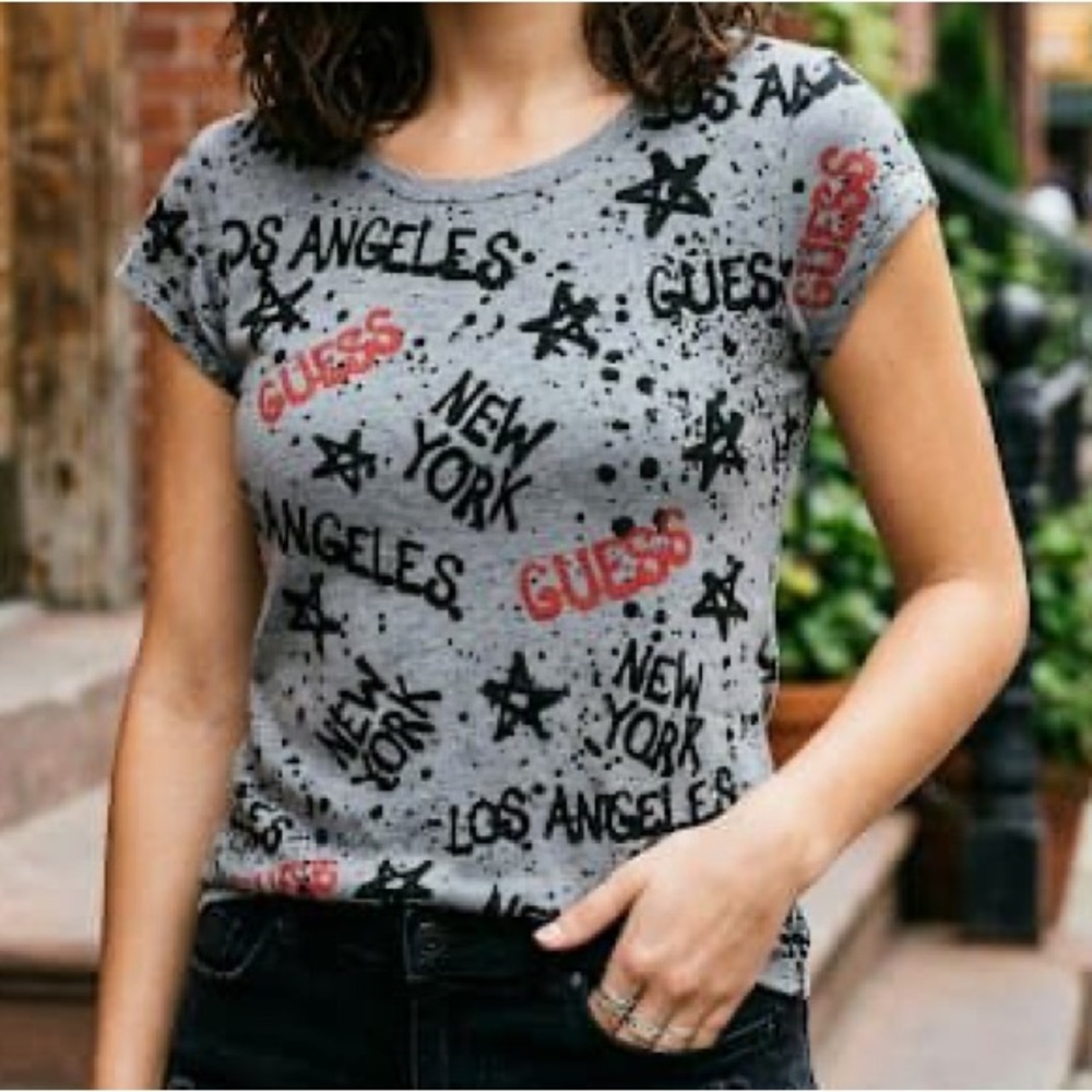 🐚🪼 2/15$ TOPS 🪼🐚 Guess Grey Graphic Shirt